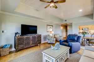 sala de estar con sofá y TV en Shorewood 530, en Hilton Head Island