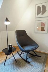 a chair and a lamp in a room at Auszeit Wormshöft in Hasselberg