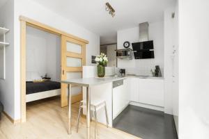 um pequeno apartamento com uma cozinha e um quarto em Cozy Apartment Karpia 17 with Terrace & PARKING in Poznań by Renters em Poznań