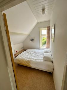 - une petite chambre avec un lit et une fenêtre dans l'établissement Sesimbra Domburg, à Domburg