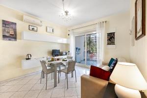 uma cozinha e sala de estar com mesa e cadeiras em Anna Station Near Sea - Happy Rentals em Sanremo