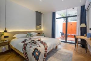 Un pat sau paturi într-o cameră la Artham hills travel B&B