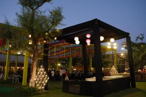 曼达瓦Aangan Resort的公园里晚上有圣诞灯的凉亭 更多33张照片