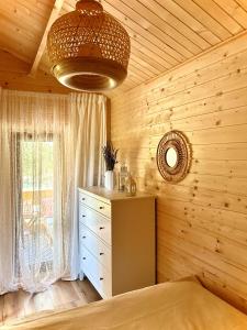 - une chambre avec un lit, une commode et une fenêtre dans l'établissement ŁAP LAS Wiktorowo, 