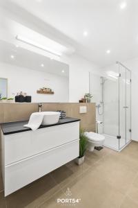 une salle de bain avec lavabo et douche dans l'établissement Ferienwohnung Abenddämmerung, App 7 Emmelsbüll, à Emmelsbüll-Horsbüll