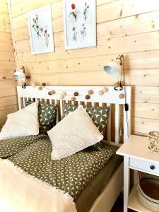 Ce lit se trouve dans un dortoir doté de murs en bois. dans l'établissement ŁAP LAS Wiktorowo, 