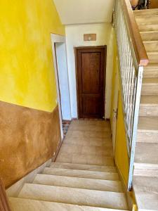 eine Treppe mit Holztür in einem Zimmer in der Unterkunft Tentadore in La Caletta