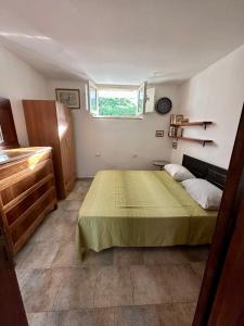 ein Schlafzimmer mit einem großen Bett und einem Fenster in der Unterkunft Tentadore in La Caletta