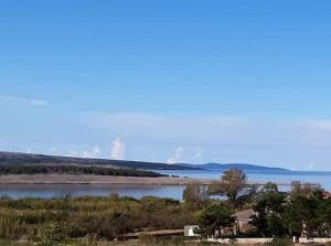 vista di una cassa d'acqua con una casa di Apartments Zoran a Povljana (Pogliana)