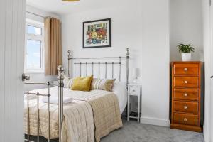 um quarto com uma cama e uma cómoda em Stunning 4 bedroom home near cotswolds and Stratford upon avon em Tredington