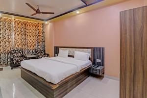 1 dormitorio con 1 cama y ventilador de techo en Hotel Rameshwar, en Muthiganj