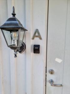 um sinal numa porta com um aabetograma em Poeme A SANDEFJORD em Kodal