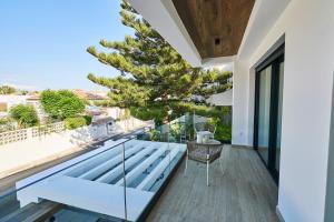 內爾哈的住宿－Villa Cristina，房屋阳台的玻璃桌