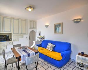 sala de estar con sofá azul y mesa en Villino Blu en Praiano