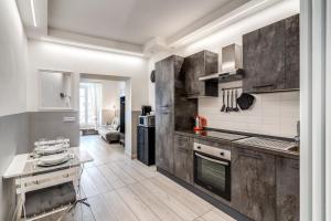 una cucina con armadi in legno e piano di lavoro di Costaguti 36 Apartment a Roma