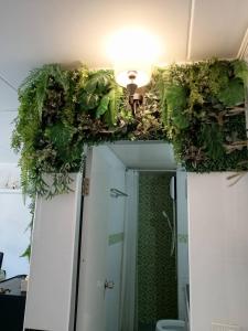 暖武里的住宿－C9 Popula Condo by Prathomlerk，浴室的天花板上设有植物阳台
