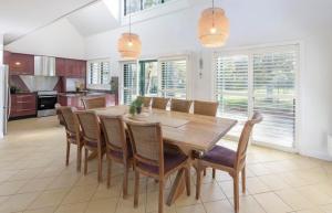 una sala da pranzo con tavolo e sedie in legno di Stay At Raffertys Resort a Swansea