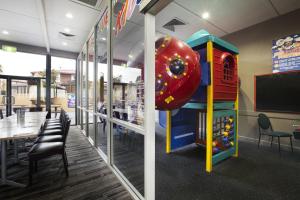 ein Restaurant mit einem Spielzimmer und einem Spielplatz in der Unterkunft Nightcap at Morwell Hotel in Morwell