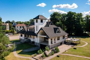 una vista aérea de una casa en Luxury Villa with 6 Bedrooms & Pool etc, en Tallin