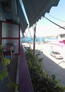 Blick auf den Strand von einem Restaurant mit Auto in der Unterkunft Diamanto Rooms in Eretria