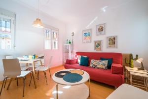 - un salon avec un canapé rouge et une table dans l'établissement Precioso Apartamento San Juan de la Palma, Parking Optional, à Séville