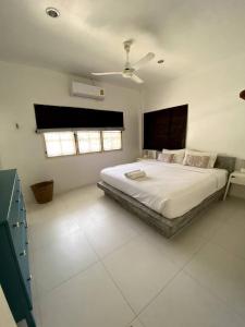 Ένα ή περισσότερα κρεβάτια σε δωμάτιο στο Orchid Villa +11 φωτογραφίες