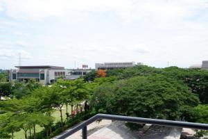 een balkon met uitzicht op de campus bij Lima Hotel in Phra Nakhon Si Ayutthaya