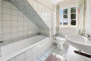 a bathroom with a tub and a toilet and a sink at Unterkunft für Monteure/ Geschäftsreisende bei Familie Bokeloh in Kirchlinteln +43 photos