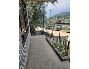 un escalier devant une maison avec une clôture dans l'établissement Ikhlas guest house, Srinagar, à Srinagar