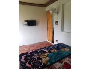 - une chambre avec un lit et une couverture colorée dans l'établissement Ikhlas guest house, Srinagar, à Srinagar