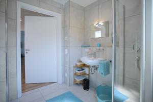 普夫龍滕的住宿－Bergversteck，白色的浴室设有水槽和淋浴。