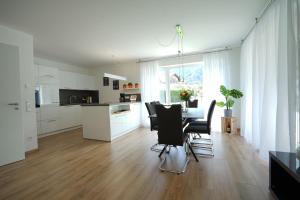 普夫龍滕的住宿－Bergversteck，厨房以及带桌椅的用餐室。