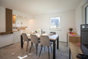 een keuken en eetkamer met een tafel en stoelen bij Apartment CRYSTAL AURA 1 in Bohinj