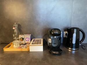 Příslušenství pro přípravu čaje a kávy v ubytování Studio en plein cœur de ville