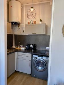 une petite cuisine avec un lave-linge. dans l'établissement Studio en plein cœur de ville, à Saint-Omer