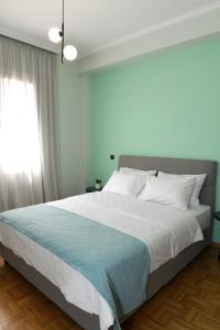 Кровать или кровати в номере Alkmini Apartment