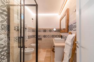 een badkamer met een douche, een toilet en een wastafel bij Masseria dei Monaci in Otranto