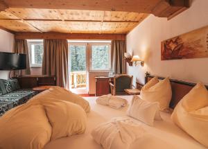 um quarto de hotel com uma cama grande num quarto em Hotel Kristall - Adults Only em Gerlos