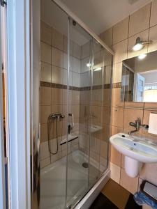 een badkamer met een douche en een wastafel bij Willa Oktawia in Niechorze
