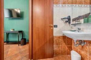 羅馬的住宿－瑞萊斯鬥獸場酒店，一间带水槽和卫生间的浴室