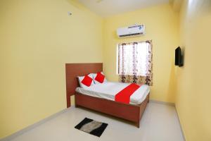 - une petite chambre avec un lit et une fenêtre dans l'établissement OYO Flagship Hotel Sai Saugat, à Bilāspur