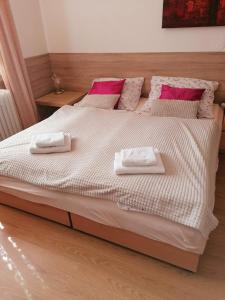 フリードラント・ナト・オストラヴィツィーにあるPenzion PALMAのベッドルーム1室(大型ベッド1台、タオル2枚付)