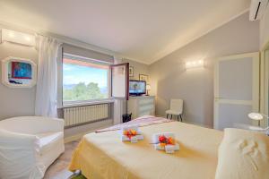 een slaapkamer met 2 bedden en een raam bij Residenza Il Ginepro Garden And Privacy - Happy Rentals in Gignese