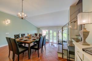 een keuken en eetkamer met een tafel en stoelen bij Residenza Il Ginepro Garden And Privacy - Happy Rentals in Gignese