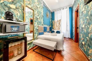 ローマにあるコロッセオ ルレの青い壁の客室で、テーブルと椅子が備わります。
