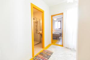 Koupelna v ubytování Mondrian Guest House