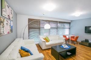sala de estar con sofá blanco y mesa en Apartamenty w Parku Leśnym ul Cicha 1 - PolanicaApartamenty pl, en Polanica-Zdrój