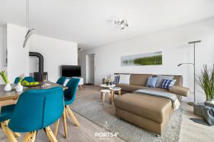 ein Wohnzimmer mit einem Sofa und einem Tisch in der Unterkunft Blaue Brise in Olpenitz