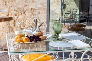 un tavolo di vetro con un cesto di frutta sopra di Frantoio Del Moscatello a Camaiore