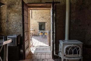 uma porta aberta para uma cozinha com um fogão em Frantoio Del Moscatello em Camaiore